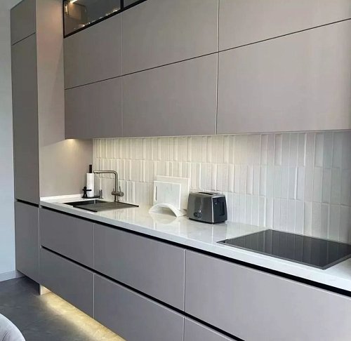 Угловая кухня с подсветкой , стиль hi-tech