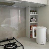 Светлая кухня из массива со столешницей из кварца