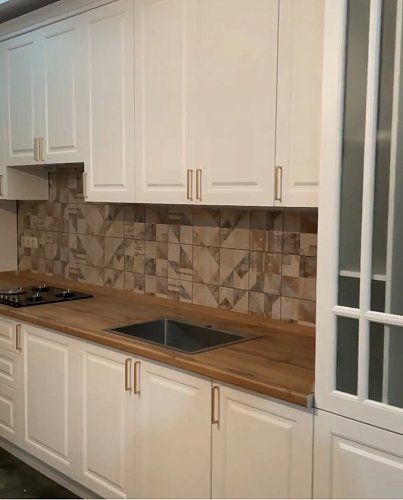 Кухня прямая (линейная) с крашеным белым фасадом