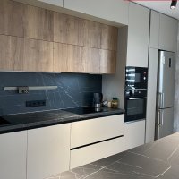 Угловая кухня с барной стойкой