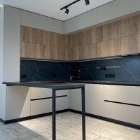 Угловая кухня с барной стойкой