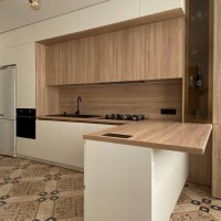 Угловая кухня из белого крашеного дсп. Фурнитура Blum