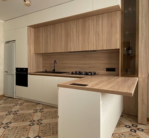 Угловая кухня из белого крашеного дсп. Фурнитура Blum