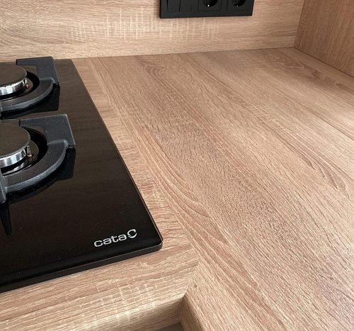 Угловая кухня из белого крашеного дсп. Фурнитура Blum