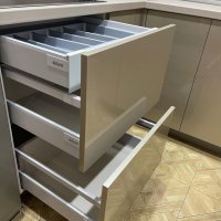 Не большая кухня с гнутыми фасадами и подсветкой