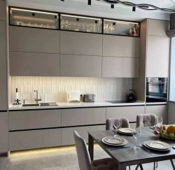 Угловая кухня с подсветкой , стиль hi-tech