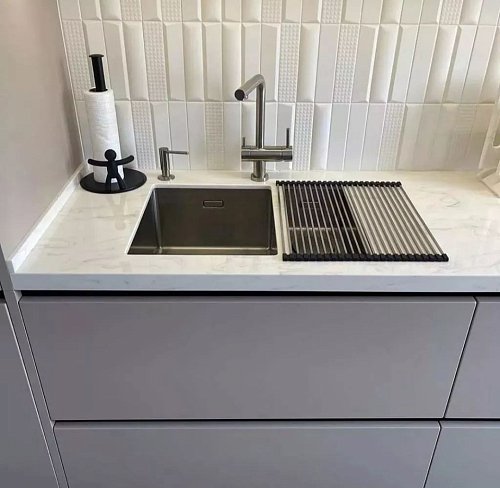 Угловая кухня с подсветкой , стиль hi-tech