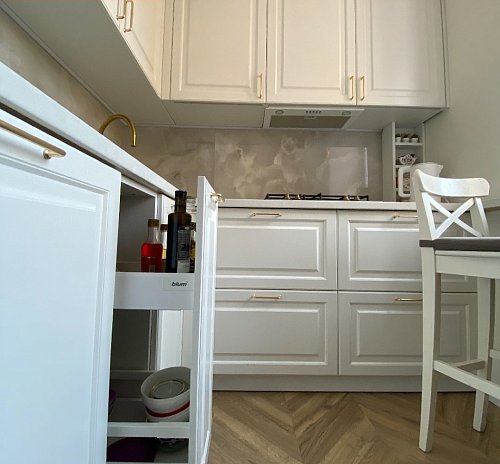 Светлая кухня из массива со столешницей из кварца