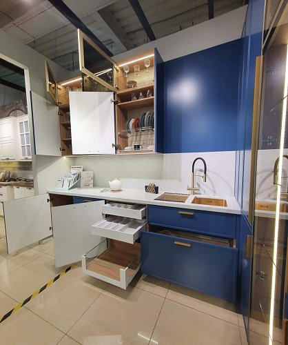 Угловая кухня с глянцевым фасадом со стеклом