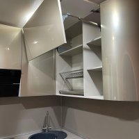 Не большая кухня с гнутыми фасадами и подсветкой