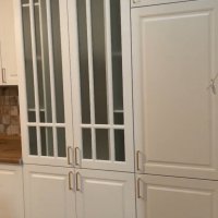 Кухня прямая (линейная) с крашеным белым фасадом