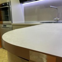 Не большая кухня с гнутыми фасадами и подсветкой