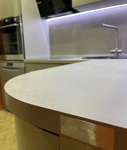 Не большая кухня с гнутыми фасадами и подсветкой