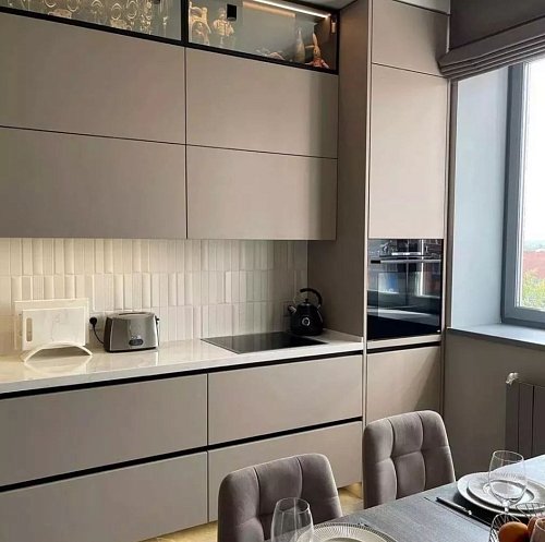 Угловая кухня с подсветкой , стиль hi-tech