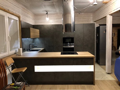 Кухня п-образная черная 6