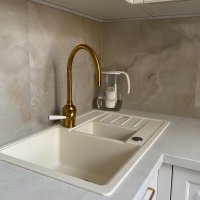 Светлая кухня из массива со столешницей из кварца