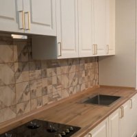 Кухня прямая (линейная) с крашеным белым фасадом