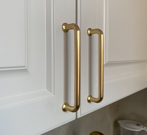 Светлая кухня из массива со столешницей из кварца