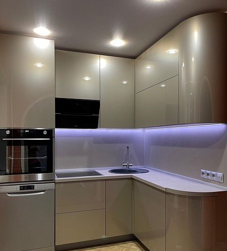 Не большая кухня с гнутыми фасадами и подсветкой