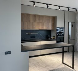 Угловая кухня с барной стойкой