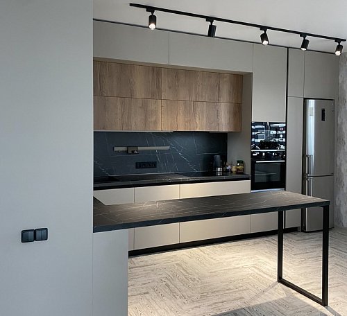 Угловая кухня с барной стойкой