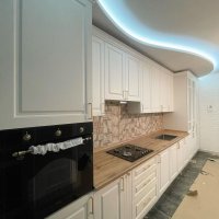 Кухня прямая (линейная) с крашеным белым фасадом