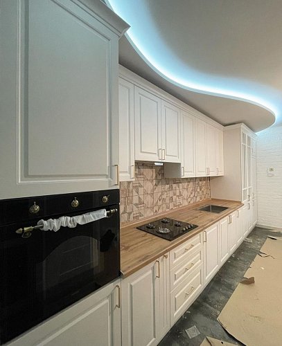 Кухня прямая (линейная) с крашеным белым фасадом