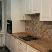 Кухня прямая (линейная) с крашеным белым фасадом