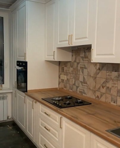 Кухня прямая (линейная) с крашеным белым фасадом