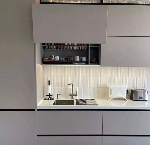 Угловая кухня с подсветкой , стиль hi-tech