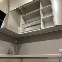 Не большая кухня с гнутыми фасадами и подсветкой