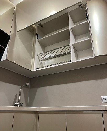 Не большая кухня с гнутыми фасадами и подсветкой