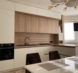 Угловая кухня из белого крашеного дсп. Фурнитура Blum