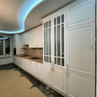 Кухня прямая (линейная) с крашеным белым фасадом