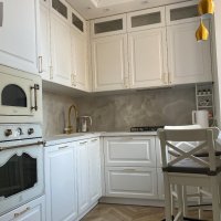 Светлая кухня из массива со столешницей из кварца