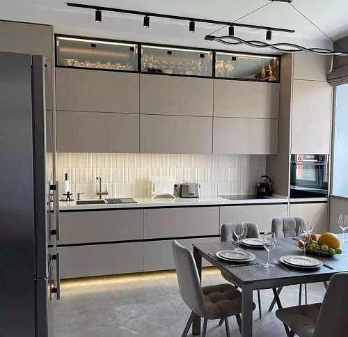 Угловая кухня с подсветкой , стиль hi-tech