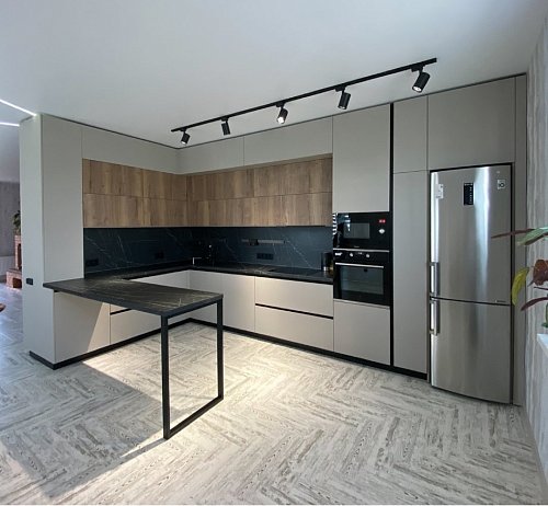 Угловая кухня с барной стойкой