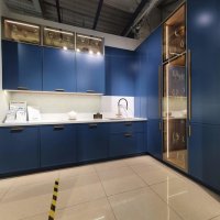 Угловая кухня с глянцевым фасадом со стеклом